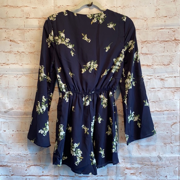 Cupcakes and Cashmere Dorene floral romper NWT XS - Picture 6 of 10